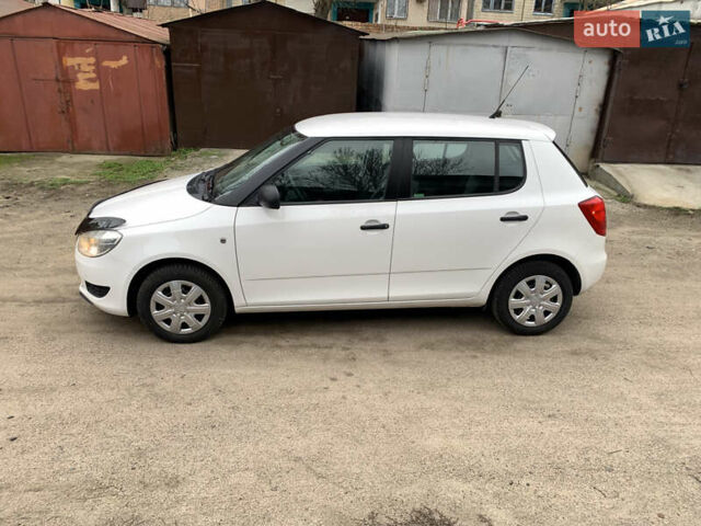 Белый Шкода Фабия, объемом двигателя 1.4 л и пробегом 210 тыс. км за 6600 $, фото 3 на Automoto.ua