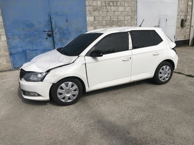 Белый Шкода Фабия, объемом двигателя 1.2 л и пробегом 237 тыс. км за 3200 $, фото 2 на Automoto.ua