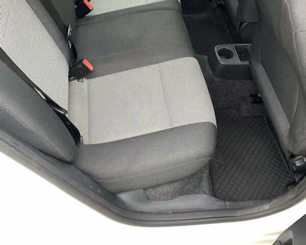 Белый Шкода Фабия, объемом двигателя 1.4 л и пробегом 210 тыс. км за 6600 $, фото 20 на Automoto.ua