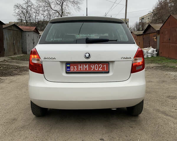 Белый Шкода Фабия, объемом двигателя 1.4 л и пробегом 210 тыс. км за 6600 $, фото 6 на Automoto.ua