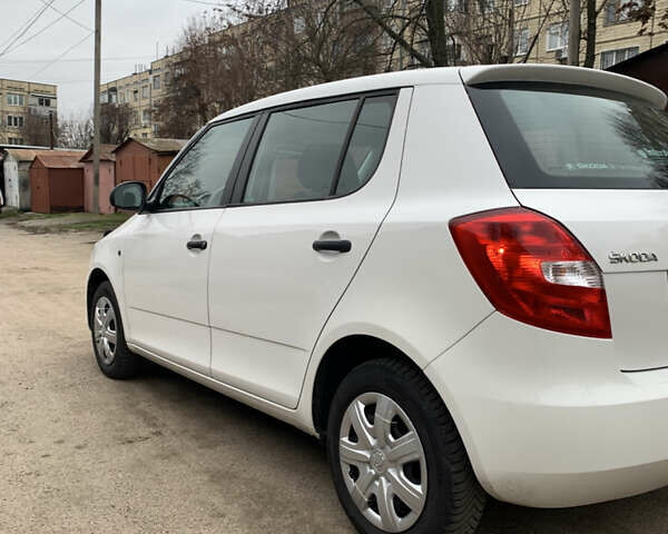 Белый Шкода Фабия, объемом двигателя 1.4 л и пробегом 210 тыс. км за 6600 $, фото 4 на Automoto.ua