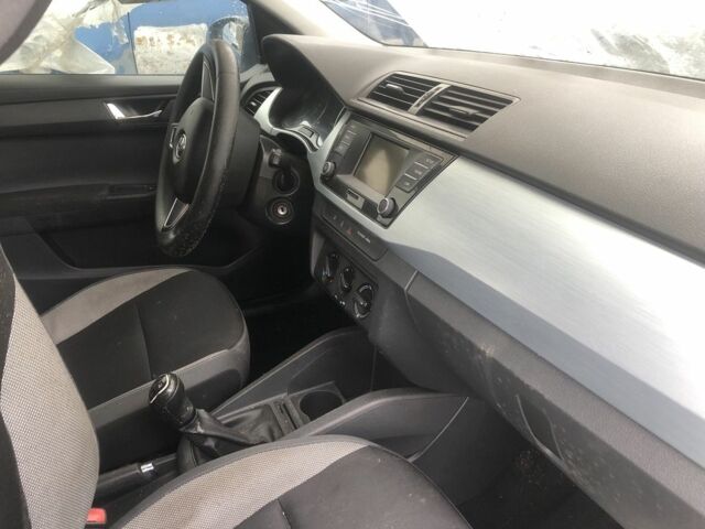 Белый Шкода Фабия, объемом двигателя 1 л и пробегом 236 тыс. км за 2800 $, фото 3 на Automoto.ua