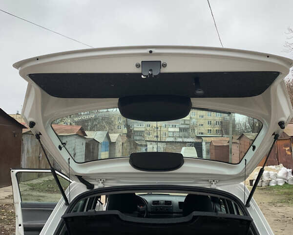 Белый Шкода Фабия, объемом двигателя 1.4 л и пробегом 210 тыс. км за 6600 $, фото 17 на Automoto.ua