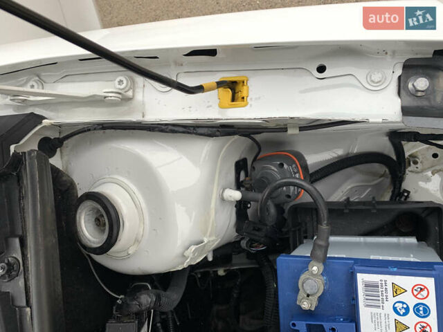 Белый Шкода Фабия, объемом двигателя 1.4 л и пробегом 210 тыс. км за 6600 $, фото 32 на Automoto.ua