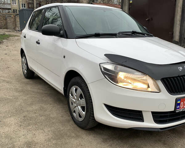 Белый Шкода Фабия, объемом двигателя 1.4 л и пробегом 210 тыс. км за 6600 $, фото 9 на Automoto.ua
