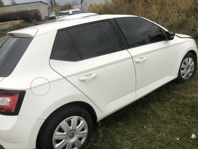 Белый Шкода Фабия, объемом двигателя 1 л и пробегом 236 тыс. км за 2800 $, фото 2 на Automoto.ua