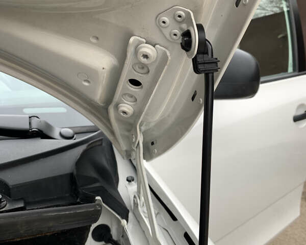 Белый Шкода Фабия, объемом двигателя 1.4 л и пробегом 210 тыс. км за 6600 $, фото 33 на Automoto.ua