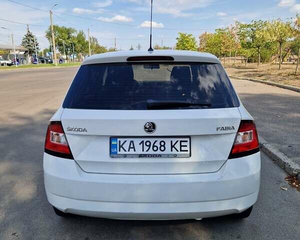 Белый Шкода Фабия, объемом двигателя 1.2 л и пробегом 238 тыс. км за 6500 $, фото 1 на Automoto.ua