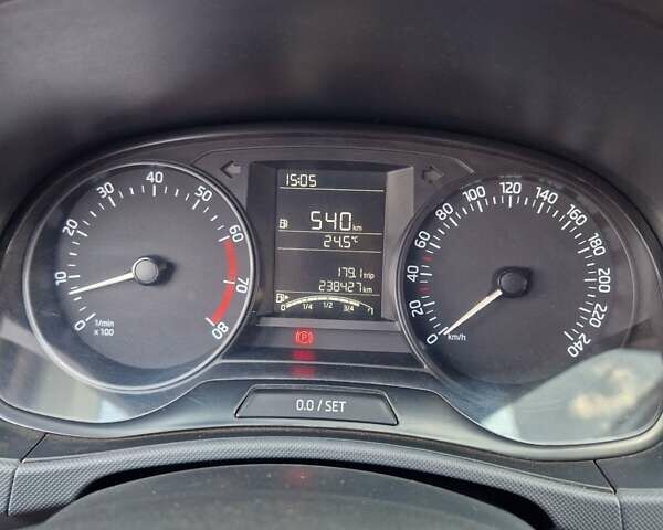 Белый Шкода Фабия, объемом двигателя 1.2 л и пробегом 238 тыс. км за 6500 $, фото 11 на Automoto.ua