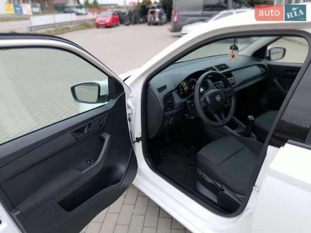 Белый Шкода Фабия, объемом двигателя 1.2 л и пробегом 112 тыс. км за 7500 $, фото 4 на Automoto.ua