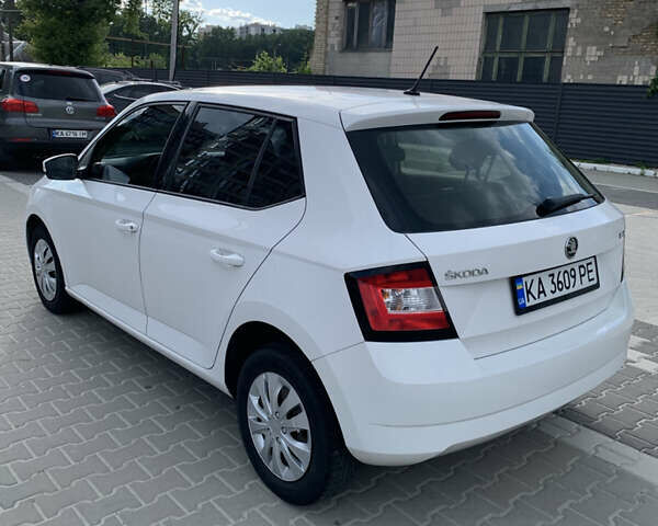 Белый Шкода Фабия, объемом двигателя 1 л и пробегом 170 тыс. км за 6900 $, фото 4 на Automoto.ua