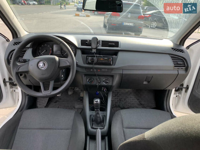 Белый Шкода Фабия, объемом двигателя 1 л и пробегом 170 тыс. км за 6900 $, фото 11 на Automoto.ua