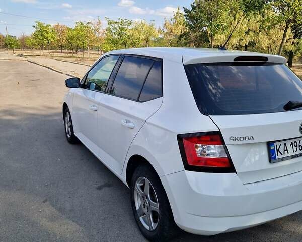 Белый Шкода Фабия, объемом двигателя 1.2 л и пробегом 238 тыс. км за 6500 $, фото 5 на Automoto.ua