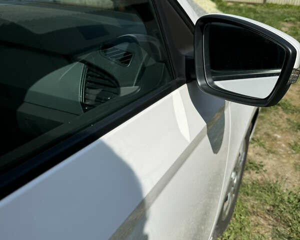 Белый Шкода Фабия, объемом двигателя 1.2 л и пробегом 160 тыс. км за 7500 $, фото 2 на Automoto.ua