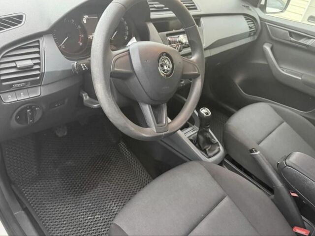 Белый Шкода Фабия, объемом двигателя 1 л и пробегом 118 тыс. км за 6300 $, фото 4 на Automoto.ua