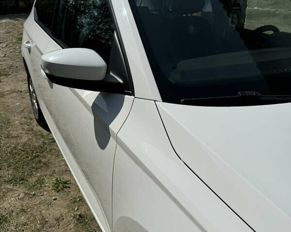 Белый Шкода Фабия, объемом двигателя 1.2 л и пробегом 160 тыс. км за 7500 $, фото 17 на Automoto.ua