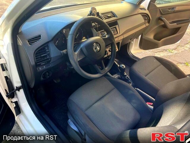 Белый Шкода Фабия, объемом двигателя 1 л и пробегом 148 тыс. км за 6599 $, фото 3 на Automoto.ua