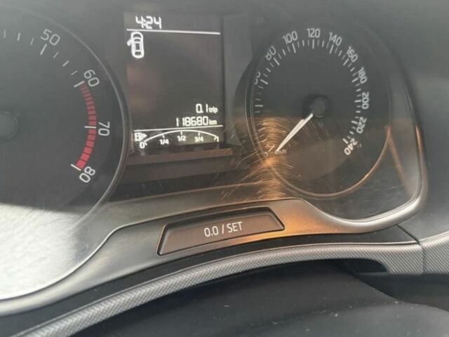 Белый Шкода Фабия, объемом двигателя 1 л и пробегом 118 тыс. км за 6300 $, фото 6 на Automoto.ua