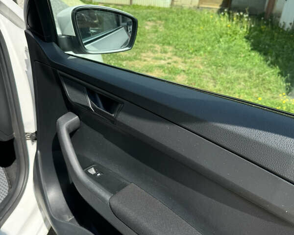 Белый Шкода Фабия, объемом двигателя 1.2 л и пробегом 160 тыс. км за 7500 $, фото 16 на Automoto.ua