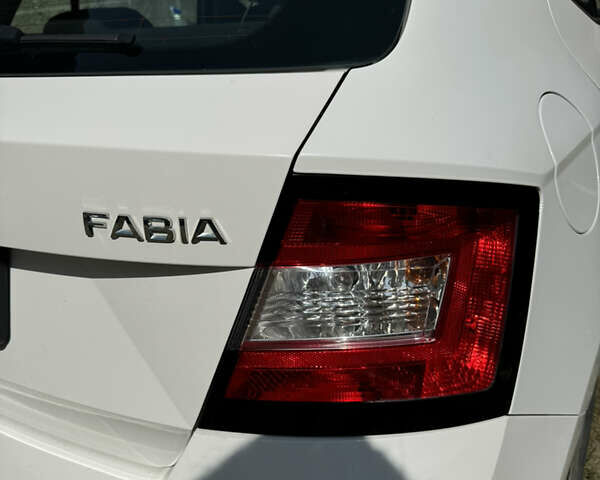 Белый Шкода Фабия, объемом двигателя 1.2 л и пробегом 160 тыс. км за 7500 $, фото 1 на Automoto.ua