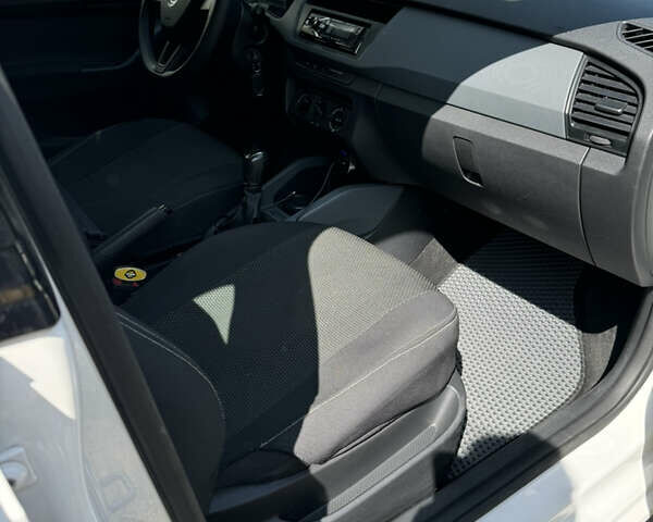 Белый Шкода Фабия, объемом двигателя 1.2 л и пробегом 160 тыс. км за 7500 $, фото 15 на Automoto.ua