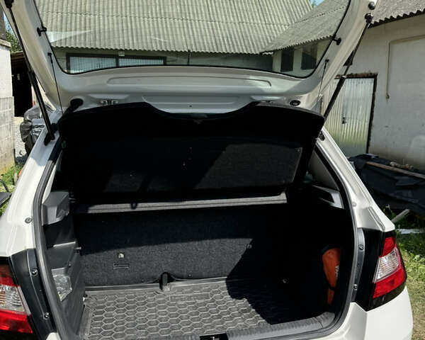 Белый Шкода Фабия, объемом двигателя 1.2 л и пробегом 160 тыс. км за 7500 $, фото 3 на Automoto.ua