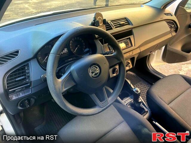 Белый Шкода Фабия, объемом двигателя 1 л и пробегом 148 тыс. км за 6599 $, фото 4 на Automoto.ua