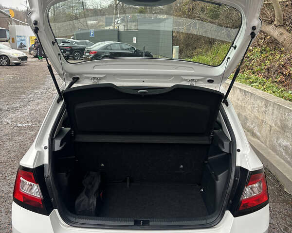 Белый Шкода Фабия, объемом двигателя 1 л и пробегом 97 тыс. км за 7400 $, фото 4 на Automoto.ua