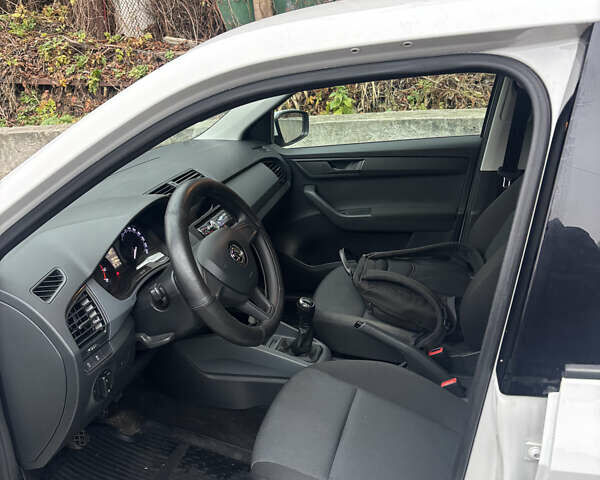 Белый Шкода Фабия, объемом двигателя 1 л и пробегом 97 тыс. км за 7400 $, фото 5 на Automoto.ua