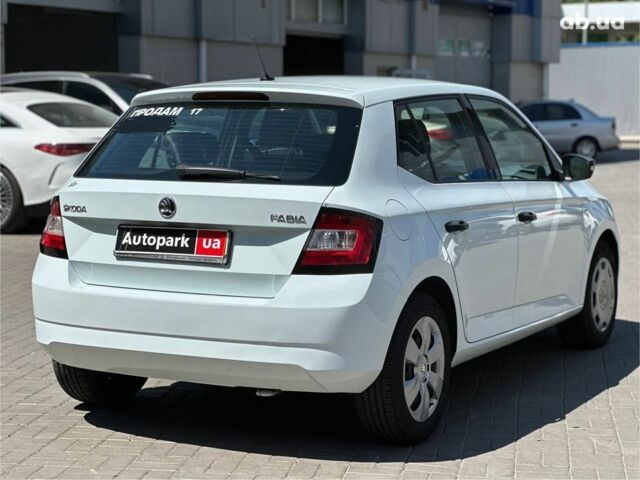 Белый Шкода Фабия, объемом двигателя 1.4 л и пробегом 230 тыс. км за 7490 $, фото 4 на Automoto.ua
