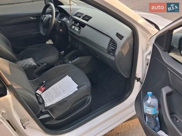 Белый Шкода Фабия, объемом двигателя 1 л и пробегом 119 тыс. км за 7200 $, фото 3 на Automoto.ua