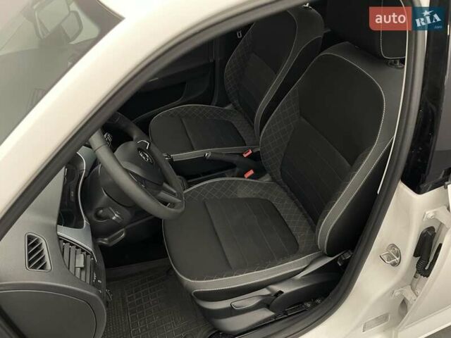 Шкода Фабия 2018 в Киеве на Automoto.ua Белый Шкода Фабия, объемом двигателя 1 л и пробегом 99 тыс. км за 8188 $, фото 7 на Automoto.ua