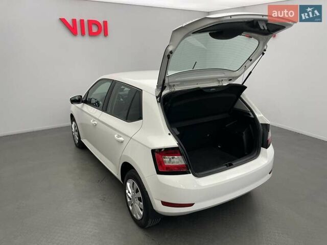 Белый Шкода Фабия, объемом двигателя 1 л и пробегом 97 тыс. км за 8131 $, фото 5 на Automoto.ua