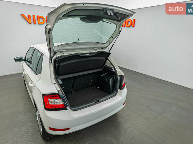 Белый Шкода Фабия, объемом двигателя 1 л и пробегом 82 тыс. км за 8434 $, фото 6 на Automoto.ua