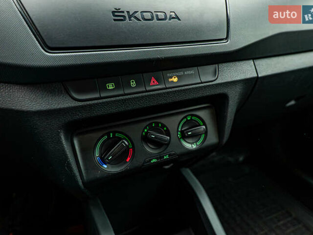 Белый Шкода Фабия, объемом двигателя 1 л и пробегом 70 тыс. км за 8553 $, фото 9 на Automoto.ua