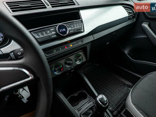 Белый Шкода Фабия, объемом двигателя 1 л и пробегом 82 тыс. км за 8434 $, фото 13 на Automoto.ua