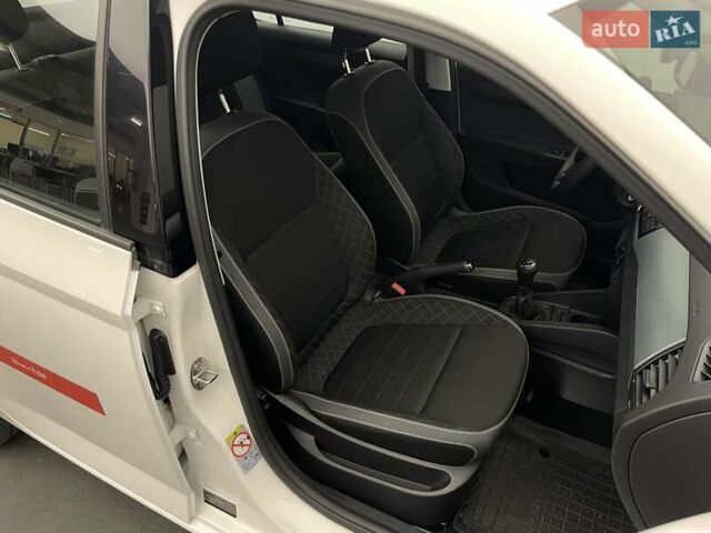 Шкода Фабия 2018 в Киеве на Automoto.ua Белый Шкода Фабия, объемом двигателя 1 л и пробегом 93 тыс. км за 8415 $, фото 15 на Automoto.ua