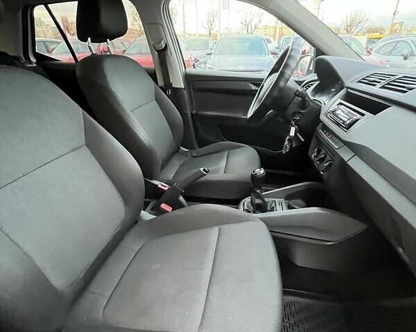 Білий Шкода Фабія, об'ємом двигуна 1 л та пробігом 170 тис. км за 6586 $, фото 12 на Automoto.ua