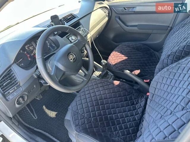 Белый Шкода Фабия, объемом двигателя 1 л и пробегом 139 тыс. км за 8000 $, фото 5 на Automoto.ua