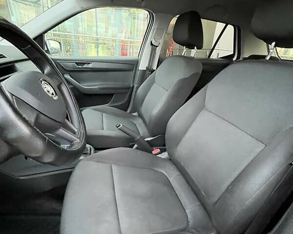 Білий Шкода Фабія, об'ємом двигуна 1 л та пробігом 170 тис. км за 6586 $, фото 16 на Automoto.ua