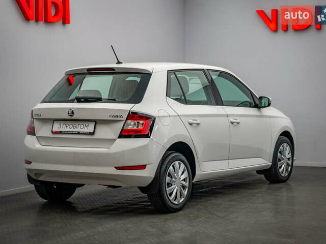 Белый Шкода Фабия, объемом двигателя 1 л и пробегом 82 тыс. км за 8434 $, фото 1 на Automoto.ua