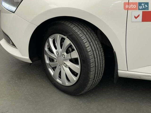 Белый Шкода Фабия, объемом двигателя 1 л и пробегом 97 тыс. км за 8131 $, фото 6 на Automoto.ua