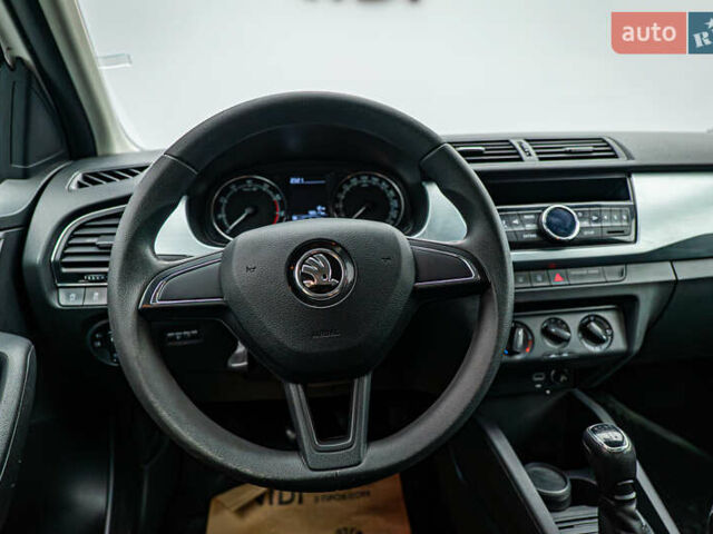 Белый Шкода Фабия, объемом двигателя 1 л и пробегом 98 тыс. км за 7436 $, фото 11 на Automoto.ua