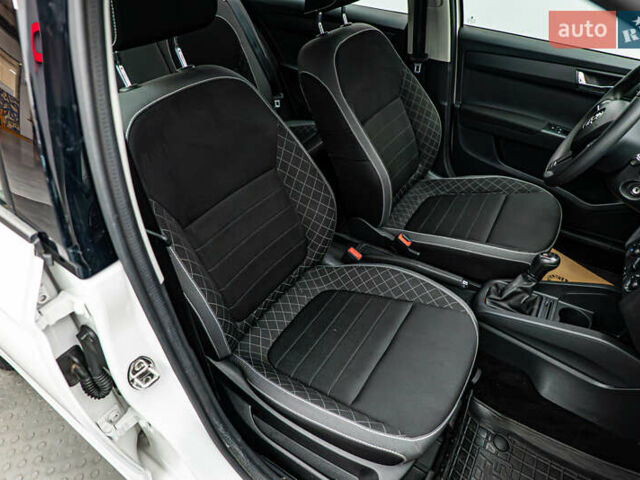 Белый Шкода Фабия, объемом двигателя 1 л и пробегом 82 тыс. км за 8434 $, фото 14 на Automoto.ua