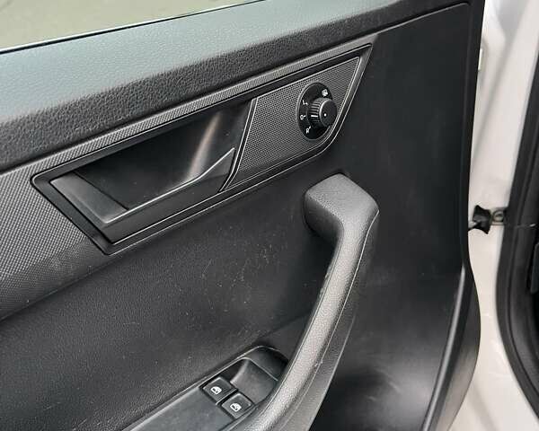 Білий Шкода Фабія, об'ємом двигуна 1 л та пробігом 170 тис. км за 6586 $, фото 15 на Automoto.ua