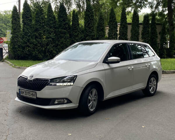 Белый Шкода Фабия, объемом двигателя 1 л и пробегом 148 тыс. км за 8200 $, фото 1 на Automoto.ua