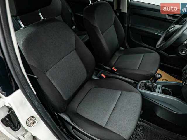 Белый Шкода Фабия, объемом двигателя 1 л и пробегом 70 тыс. км за 8553 $, фото 10 на Automoto.ua