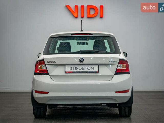 Белый Шкода Фабия, объемом двигателя 1 л и пробегом 82 тыс. км за 8434 $, фото 5 на Automoto.ua