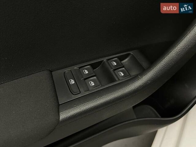 Белый Шкода Фабия, объемом двигателя 1 л и пробегом 97 тыс. км за 8131 $, фото 11 на Automoto.ua