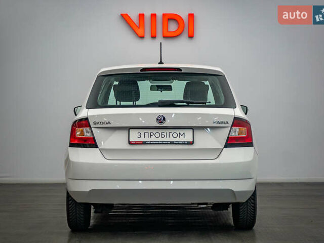 Белый Шкода Фабия, объемом двигателя 1 л и пробегом 70 тыс. км за 8553 $, фото 5 на Automoto.ua